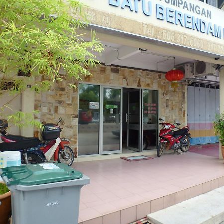 Batu Berendam Inn Kampong Sungai Putat Ngoại thất bức ảnh