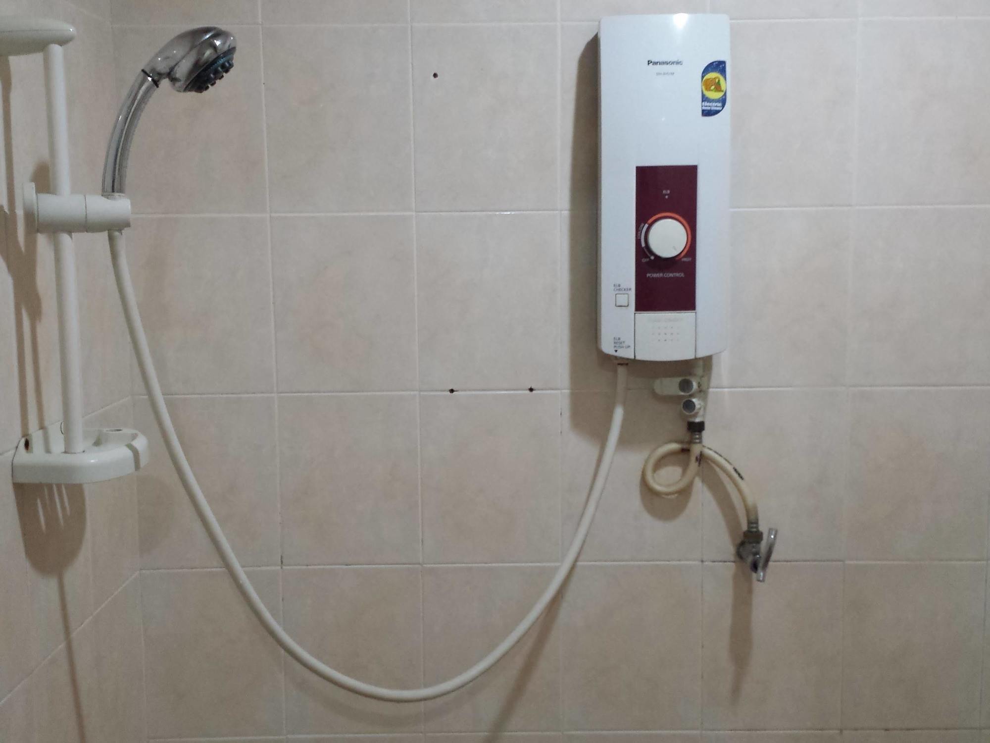 Batu Berendam Inn Kampong Sungai Putat Ngoại thất bức ảnh