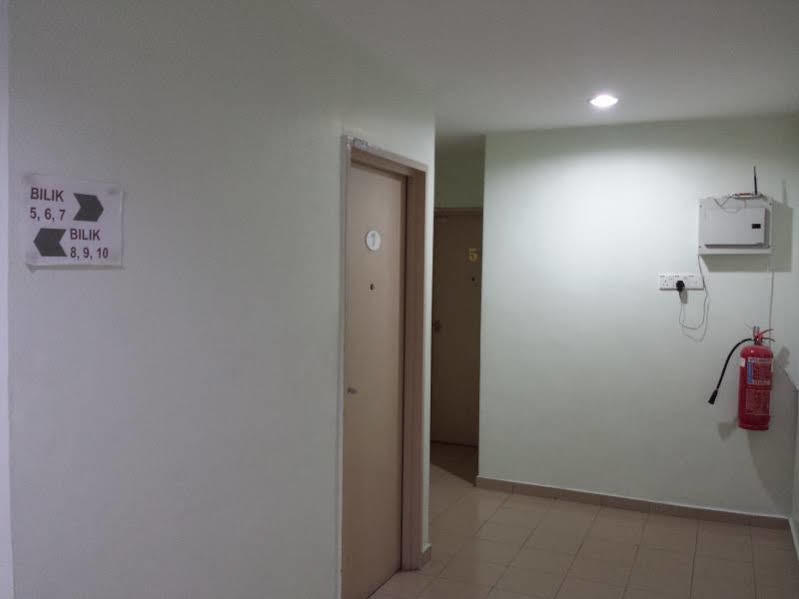 Batu Berendam Inn Kampong Sungai Putat Ngoại thất bức ảnh