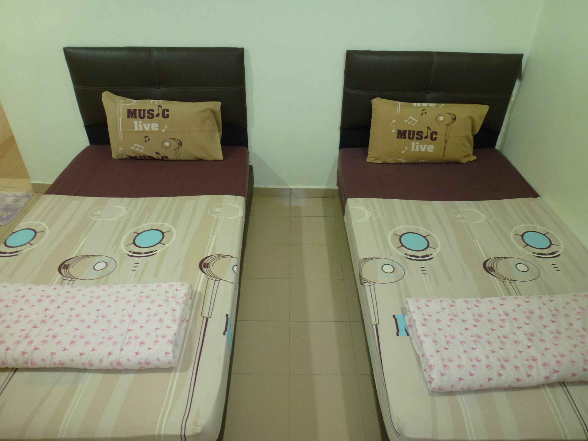 Batu Berendam Inn Kampong Sungai Putat Ngoại thất bức ảnh