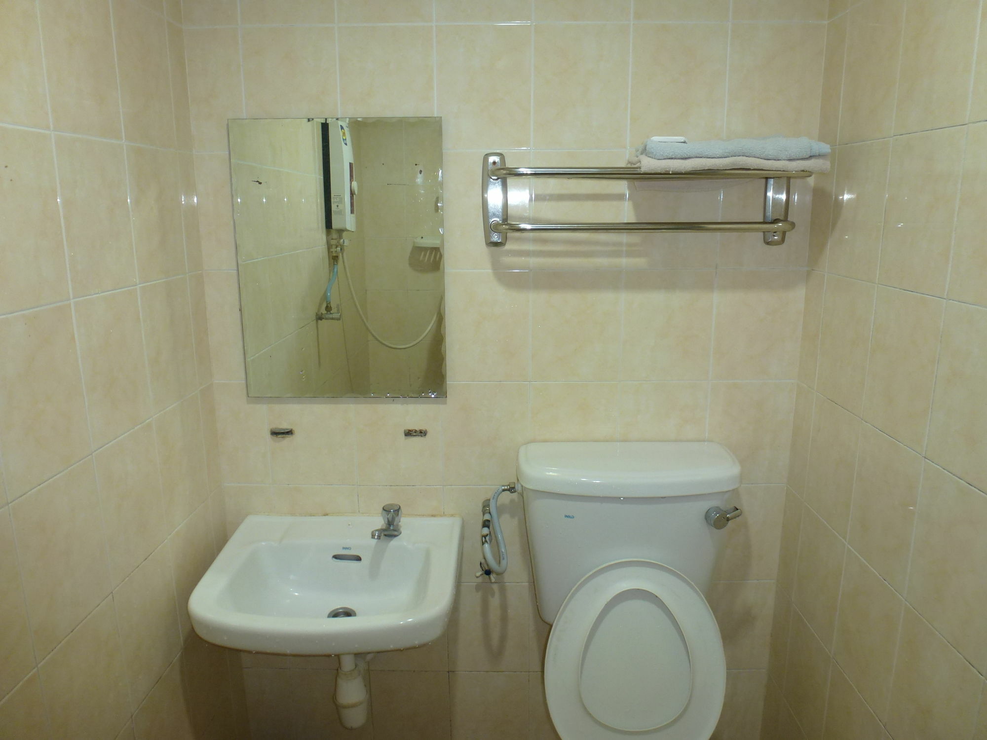 Batu Berendam Inn Kampong Sungai Putat Ngoại thất bức ảnh